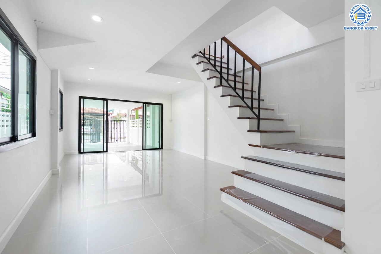 บ้านมือสองตกแต่งใหม่ ม.พระปิ่น2 ติดถนนบรมราชชนนี ทาวน์เฮ้าส์หลังใหญ่ เนื้อที่ 30 ตร.ว. ฟังก์ชัน 2 ห้องนอน 2 ห้องน้ำ จอดรถได้ 1 คัน บนทำเลศักยภาพ เชื่อมต่อหลายเส้นทาง ใกล้เซ็นทรัลปิ่นเกล้า ม.มหิดล , ทางด่วน "กาญจนาภิเษก"